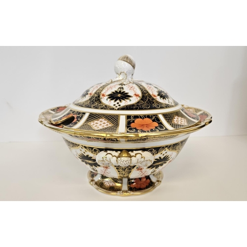 17 - Royal Crown Derby Old Imari pattern 1128 soup tureen, of first quality, with acorn finial to its lid... 