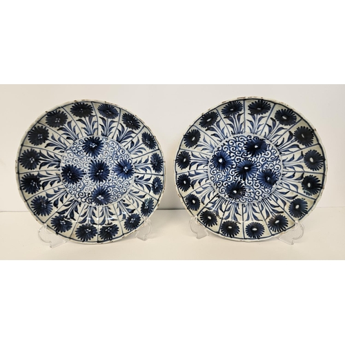 42 - Pair of 18thC Kraak Chinese Kangxi Blue and White Aster dishes. Decorated with borders of Aster cent... 