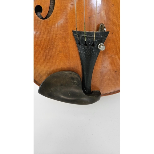 80 - A Violin by Francois Breton, Labelled: F. Breton, Brevete de S. A. R. M. With 1 bow and accessories ... 