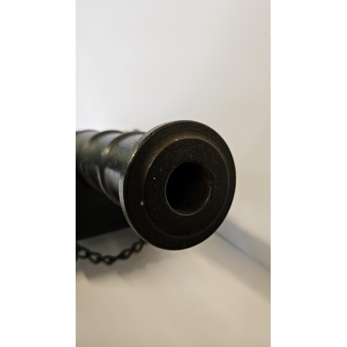 94 - Fine Quality Model of a British Naval Napoleonic era Cannon in cast iron, mounted on oak carriage. 4... 