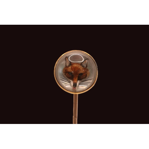 212 - Essex Crystal Stick pin depicting a foxes head on 18ct Gold. 13mm in Diameter. 3.5g total weight