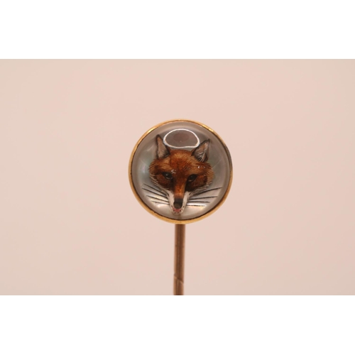 212 - Essex Crystal Stick pin depicting a foxes head on 18ct Gold. 13mm in Diameter. 3.5g total weight