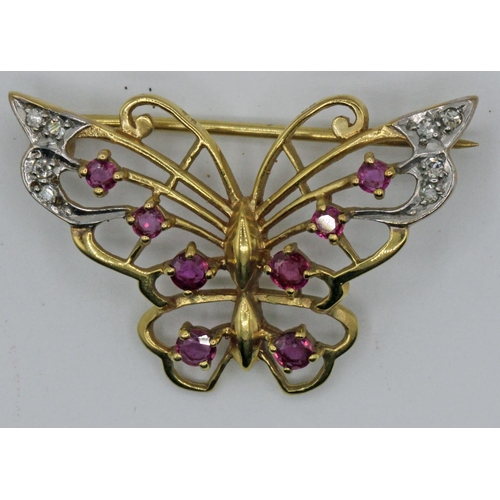 215 - 9ct Gold Diamond & Amethyst Butterfly Brooch 4.68gms. A beautiful 9ct gold butterfly brooch with 8 d... 