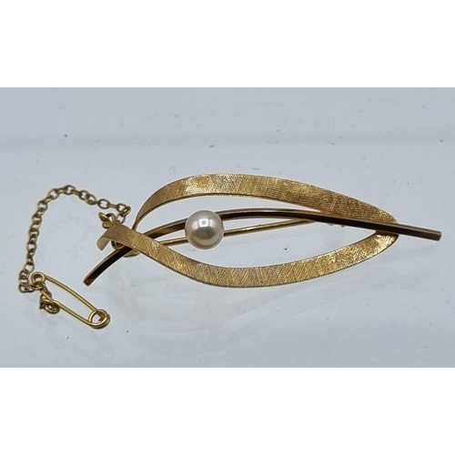 218 - 9ct Gold Brooch with Pearl & Safety Chain 3.32gms