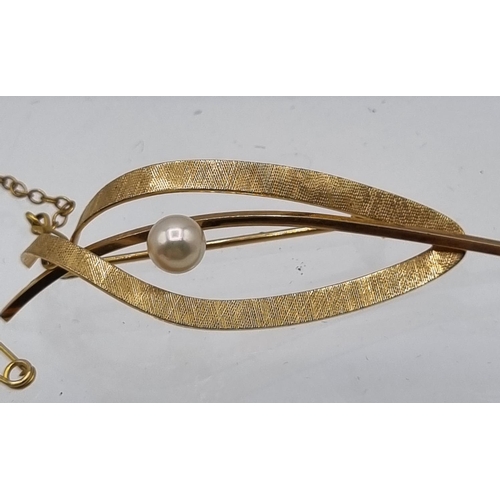 218 - 9ct Gold Brooch with Pearl & Safety Chain 3.32gms