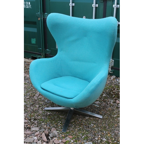 327 - Fantastic Quality Egg chair by Arne Jacobsen for Fritz Hansen with Turquoise upholstery and Aluminiu... 