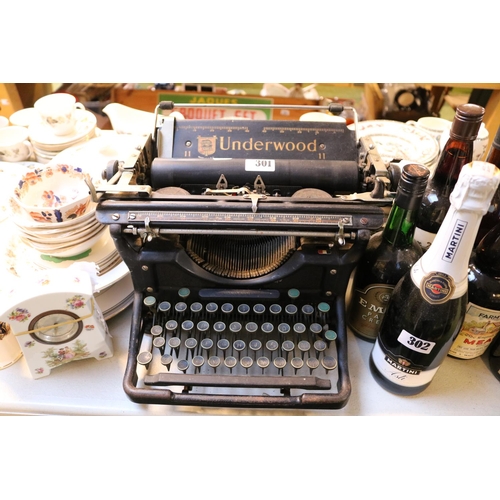 301 - Underwood 11 Typewriter of Black tole