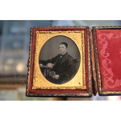 5 - Collection of 3 Victorian early Victorian Daguerreotype cabinet photographs in Leather and Gilt case... 