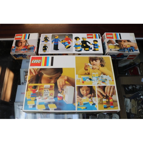 93 - Collection of Vintage Lego sets to include 200, C263, 290, 275 and a collection of Loose Lego