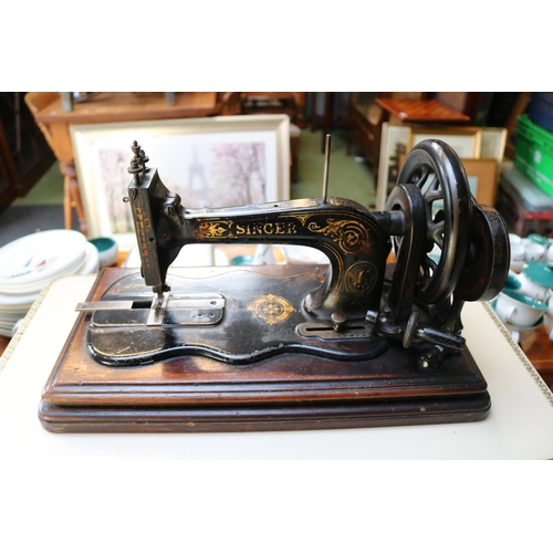 423 - Vintage Singer Sewing machine on wooden base