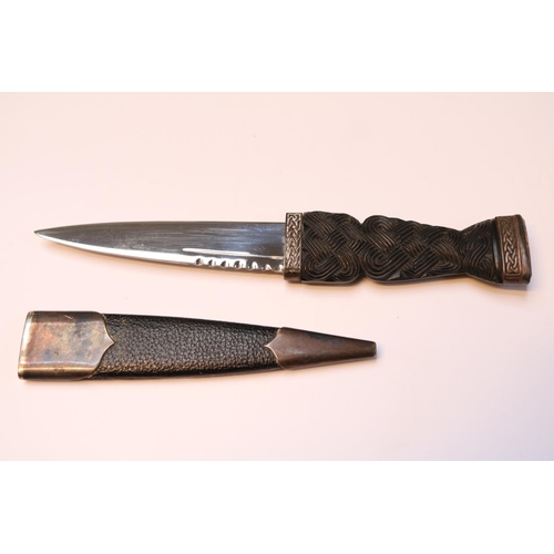 500 - Silver mounted carved horn handle Scottish Sgian Dubh with inset Facetted stone. 19cm in Length