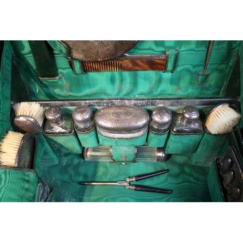 516 - Good quality Cased Silver Ladies Hammered Travelling Set 1905 consisting of Powder Pots, Dressing ta... 