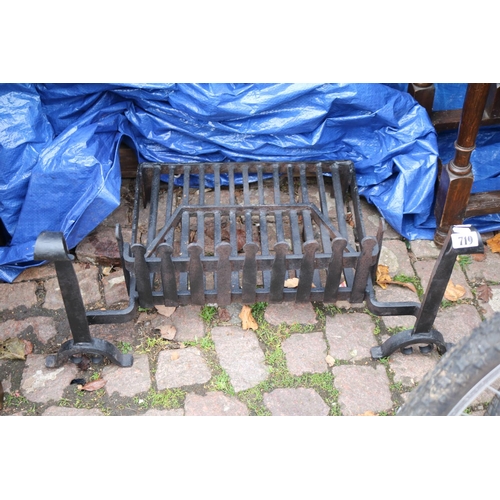 719 - Good quality Cast Iron Fire Basket