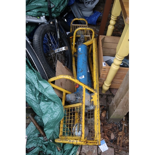 700 - 2 Large Hydraulic Rams