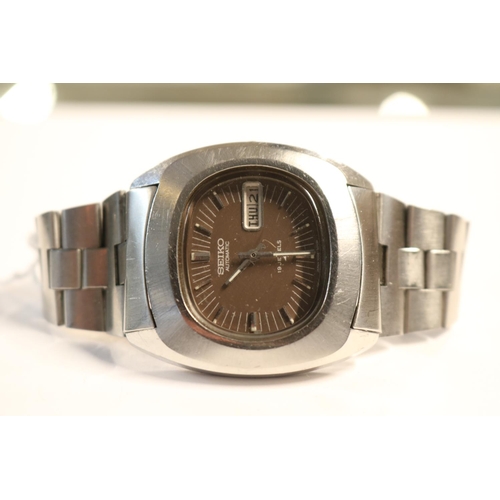 493 - Vintage Seiko 7006-5000 Automatic Day Date 19 Jewels Stainless Steel 610618 with Original Seiko Brac... 