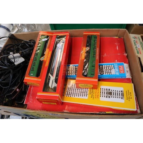 257 - Box of assorted Hornby Railways OO Gauge and Lima to include coaches and Locomotives