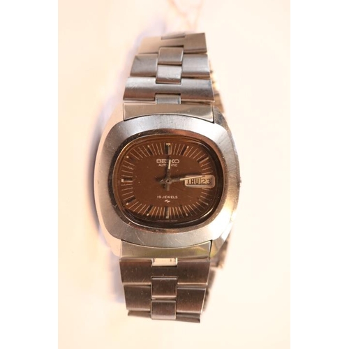 493 - Vintage Seiko 7006-5000 Automatic Day Date 19 Jewels Stainless Steel 610618 with Original Seiko Brac... 