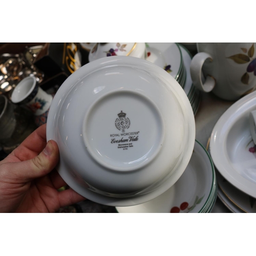 163 - Extensive Royal Worcester Evesham Vale pattern dinner service