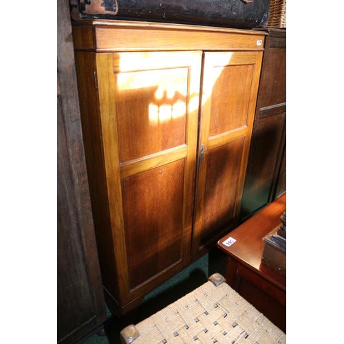 579 - Oak Paneled Linen press with 3 shelves to interior