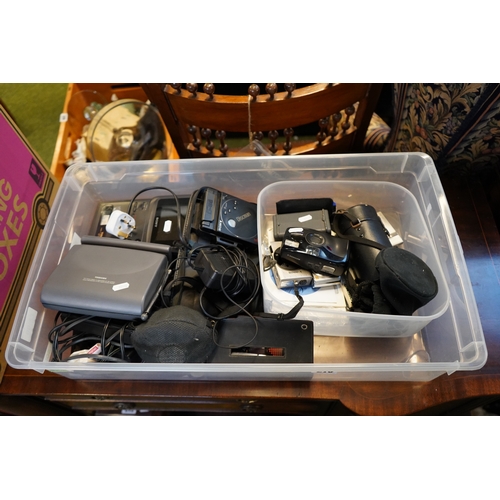 205 - Collection of Vintage Audio and visual equipment to include Sony Video Walkman, Discman D88 etc.