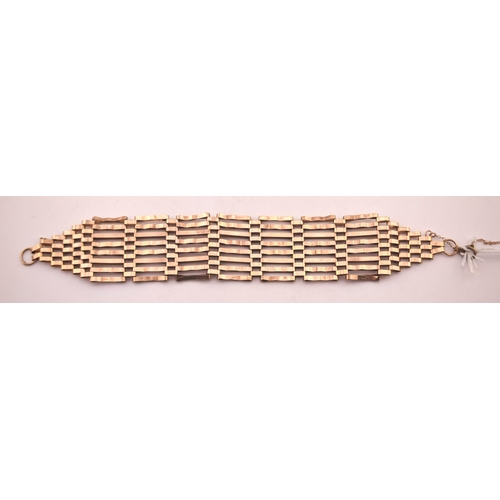 583 - 20thC 9ct gold Gate bracelet 14.4g total weight