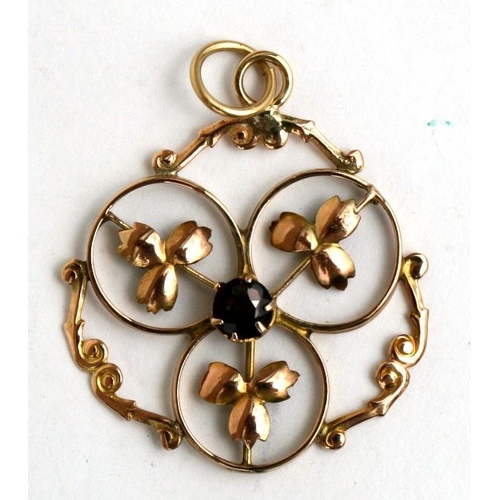 101 - An Edwardian 9ct gold pendant set with a single garnet. 3.5cm (1.5 ins) high