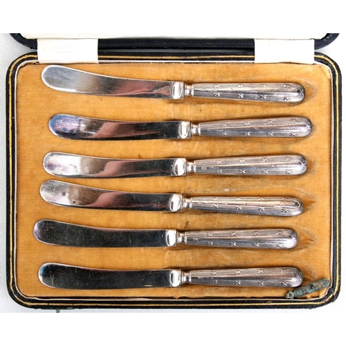 80 - A cased set of silver handled tea knives, Sheffield 1922