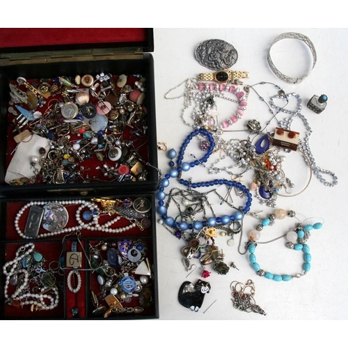 85 - A quantity of costume jewellery in a black jewellery box