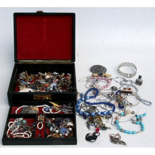 85 - A quantity of costume jewellery in a black jewellery box