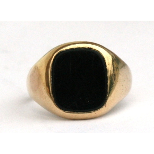 99 - A yellow metal (test as 9ct) gentleman's signet ring. Approx UK six O