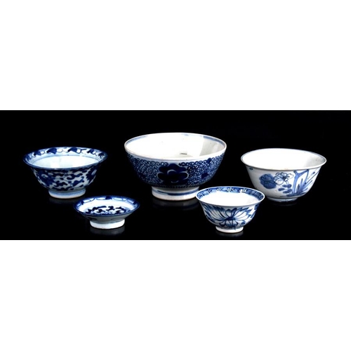 324 - A group of five Chinese blue & white bowls and dishes, the largest 15cms (6ins) diameter (5).