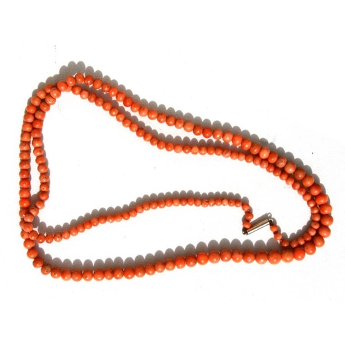 181 - A Victorian strand of graduated natural coral beads, 46g, 89cm (35ins) overall length