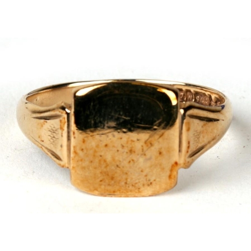 1017 - A gentleman's 9ct gold signet ring. Approx UK size V. 3.2g