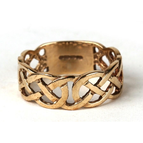 1018 - A 9ct gold Celtic knot ring. Approx UK size Q. 3.1g