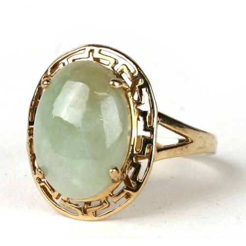 1019 - A 9ct gold ring set with a oval jade/hardstone cabochon. Approx UK size K. 3.3g