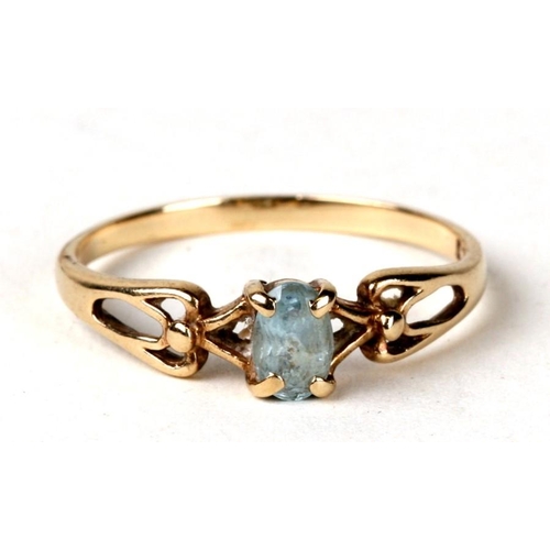 1022 - A 9ct gold ring set with a pale blue oval stone. Approx UK size T. 1.9g