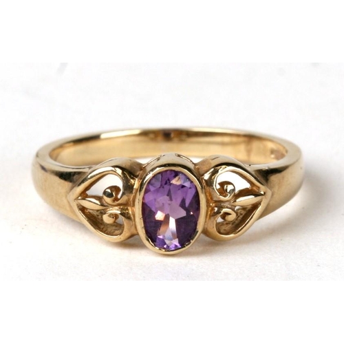 1024 - A 9ct gold amethyst ring. Approx UK size M. 2.4g