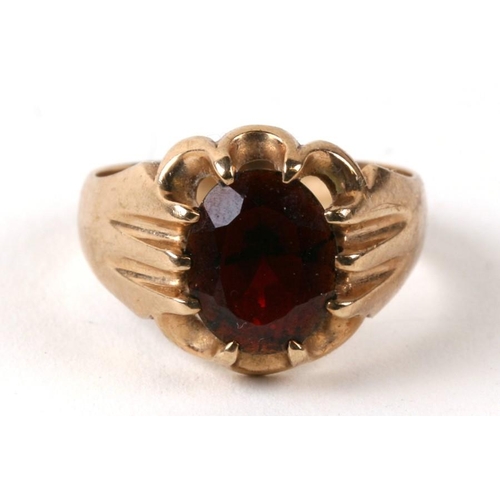 262 - A gentleman's 9ct gold and garnet ring. Approx. UK size R