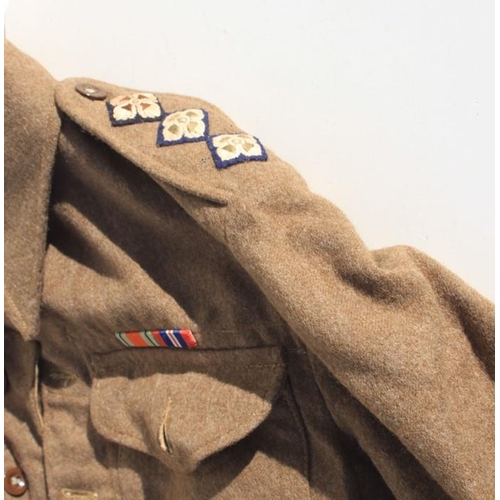 325 - A WW2 British Army Captains Battledress jacket with cloth pips, in a very good condition, it hardly ... 