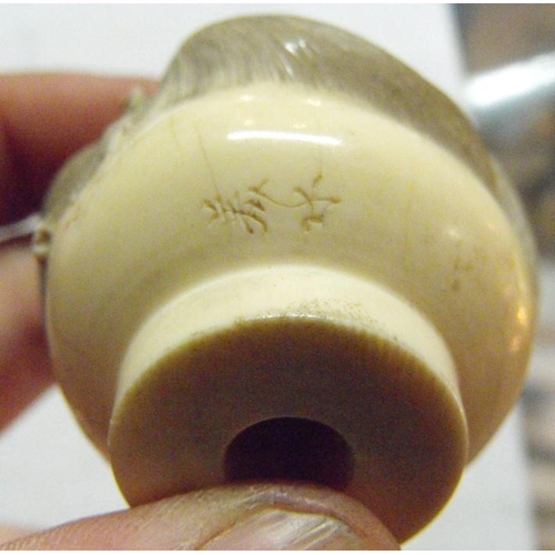 397 - A signed Japanese ivory cane handle carved as a family of entwined rats, 4.5cms (1.75ins) diameter.