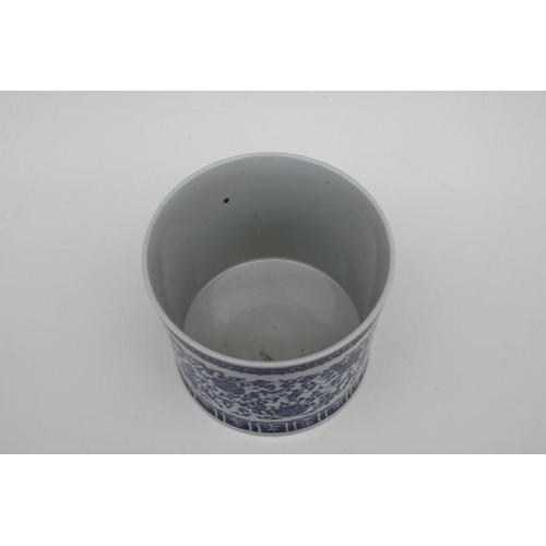 460 - A large Chinese blue & white brush pot decorated with foliate scrolls, 17cms (6.75ins) high.