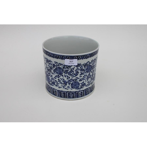 460 - A large Chinese blue & white brush pot decorated with foliate scrolls, 17cms (6.75ins) high.