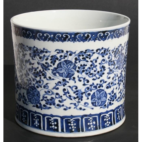 460 - A large Chinese blue & white brush pot decorated with foliate scrolls, 17cms (6.75ins) high.