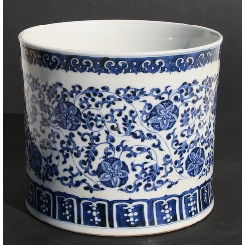 460 - A large Chinese blue & white brush pot decorated with foliate scrolls, 17cms (6.75ins) high.