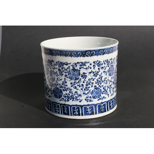 460 - A large Chinese blue & white brush pot decorated with foliate scrolls, 17cms (6.75ins) high.