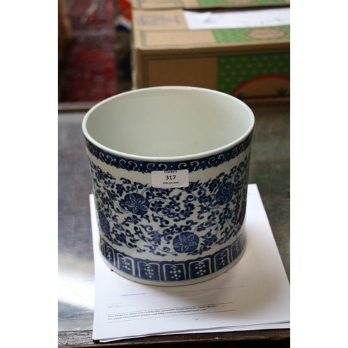 460 - A large Chinese blue & white brush pot decorated with foliate scrolls, 17cms (6.75ins) high.