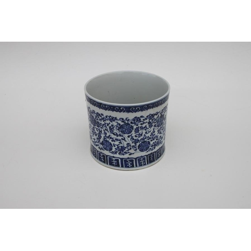 460 - A large Chinese blue & white brush pot decorated with foliate scrolls, 17cms (6.75ins) high.