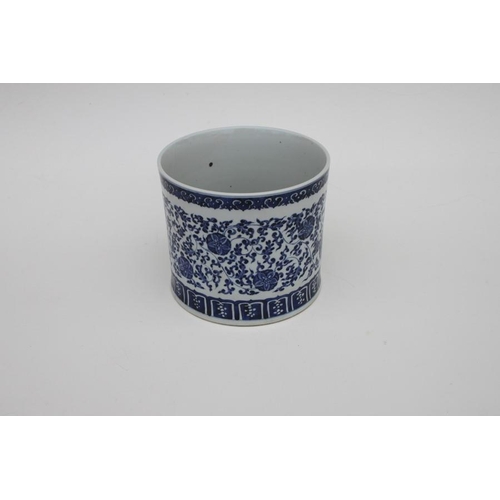 460 - A large Chinese blue & white brush pot decorated with foliate scrolls, 17cms (6.75ins) high.