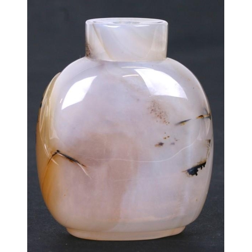 507 - A Chinese agate snuff bottle, 6cms (2.25ins) high.