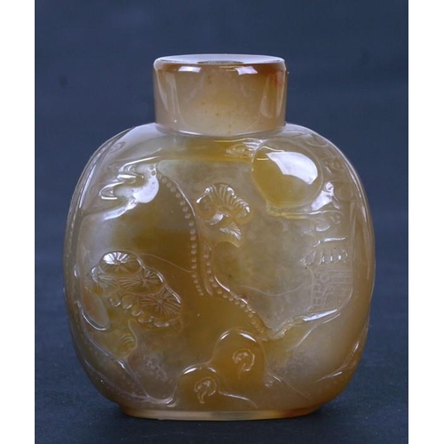 510 - A Chinese agate snuff bottle, 6cms (2.25ins) high.